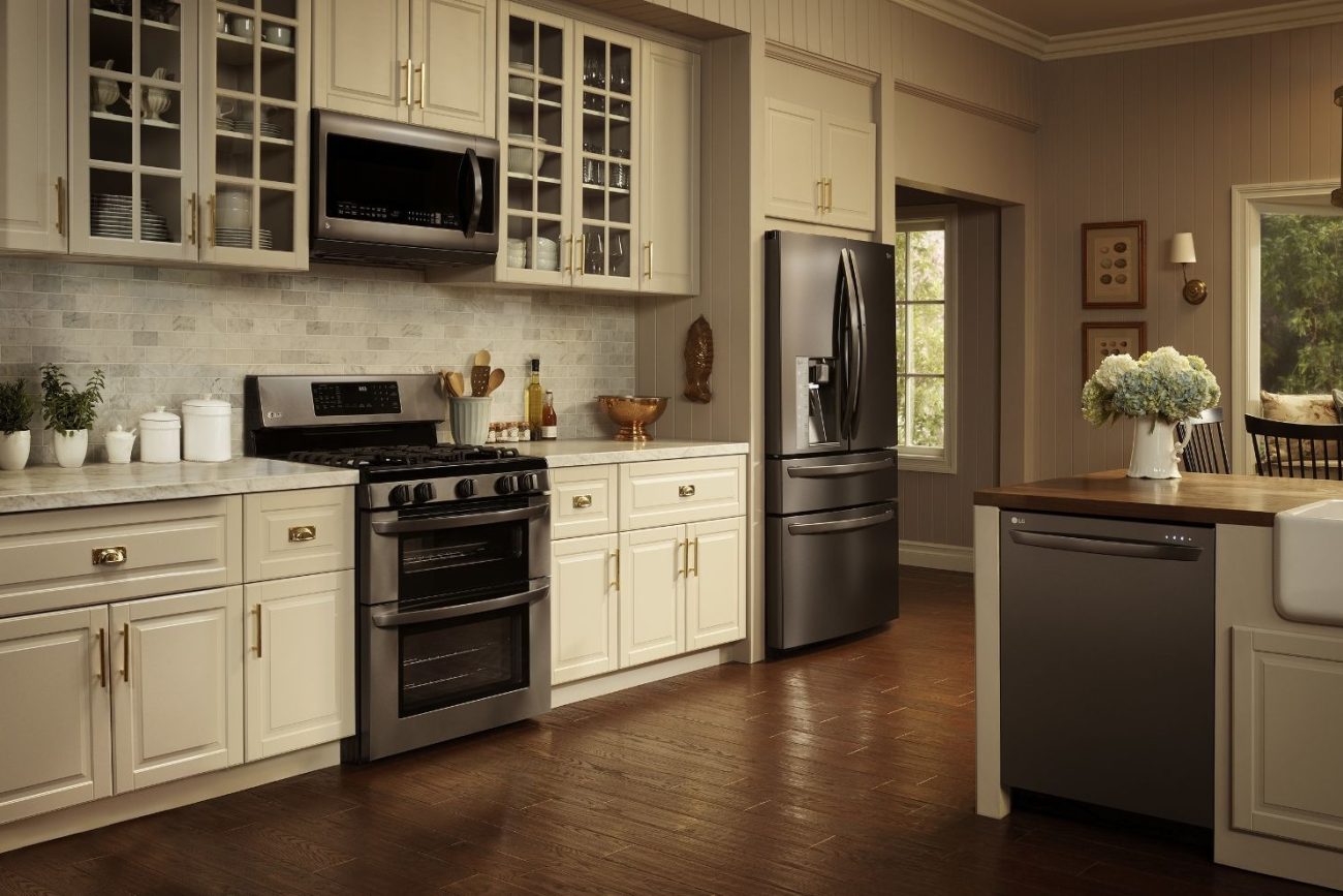 What Paint Colors & Countertops Go With Black Appliances